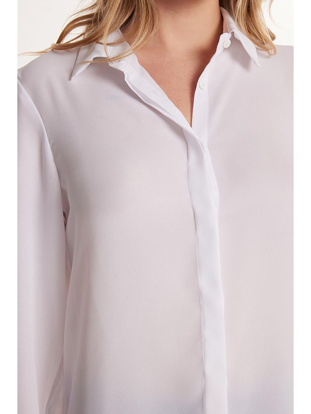 Kadın Relax Fit Rahat Kesim Krep Kumaş İspanyol Manşet Beyaz Düz Gömlek-2