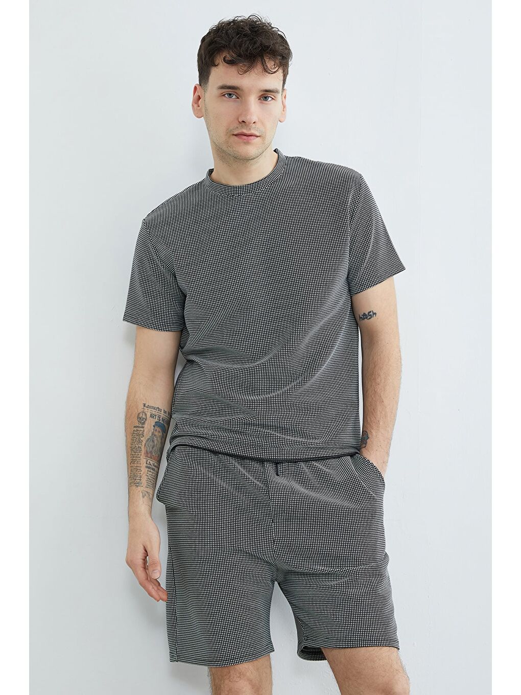 Siyah Pötikare Desenli  Bisiklet Yaka Tişört