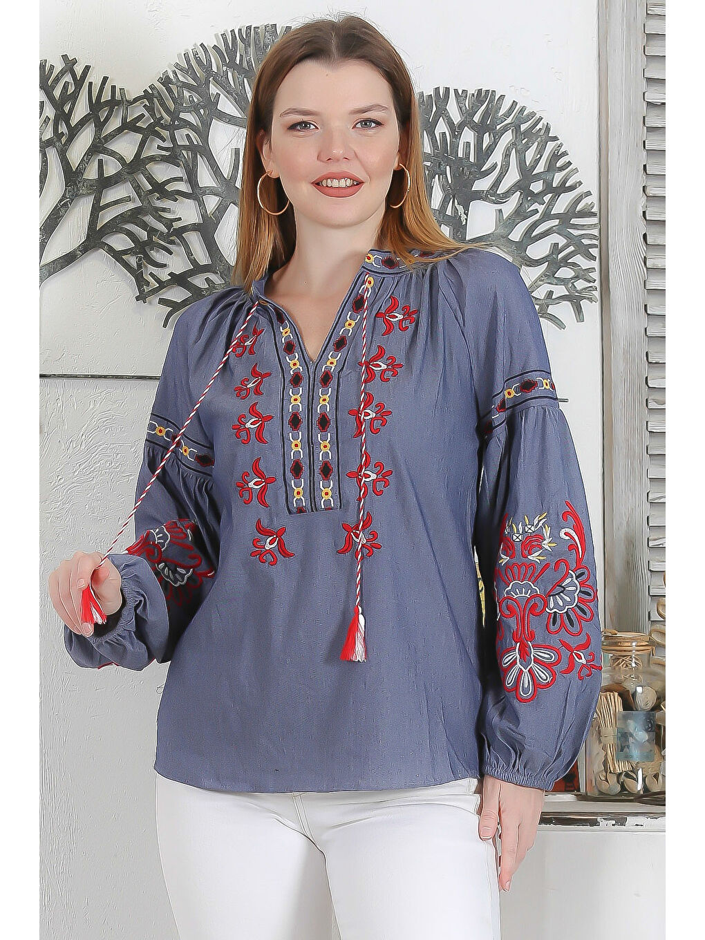 Mavi Biritli Yaka Balon Kol Bağlamalı Yaka Ve Kol Ucu Nakışlı Casual Dokuma Bluz-1