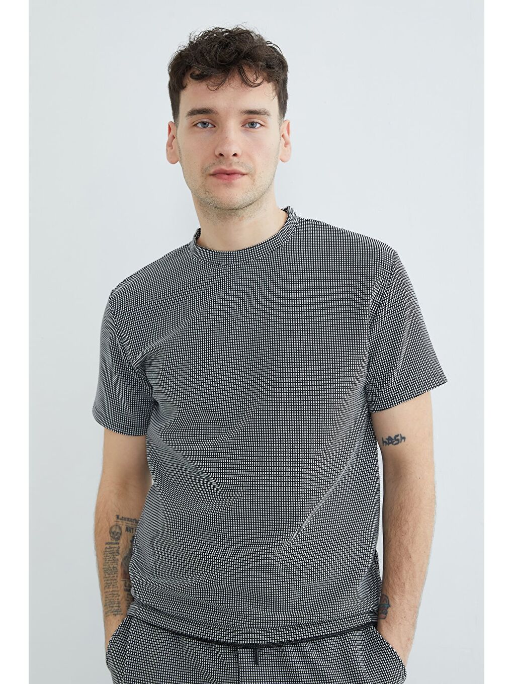 Siyah Pötikare Desenli  Bisiklet Yaka Tişört-1