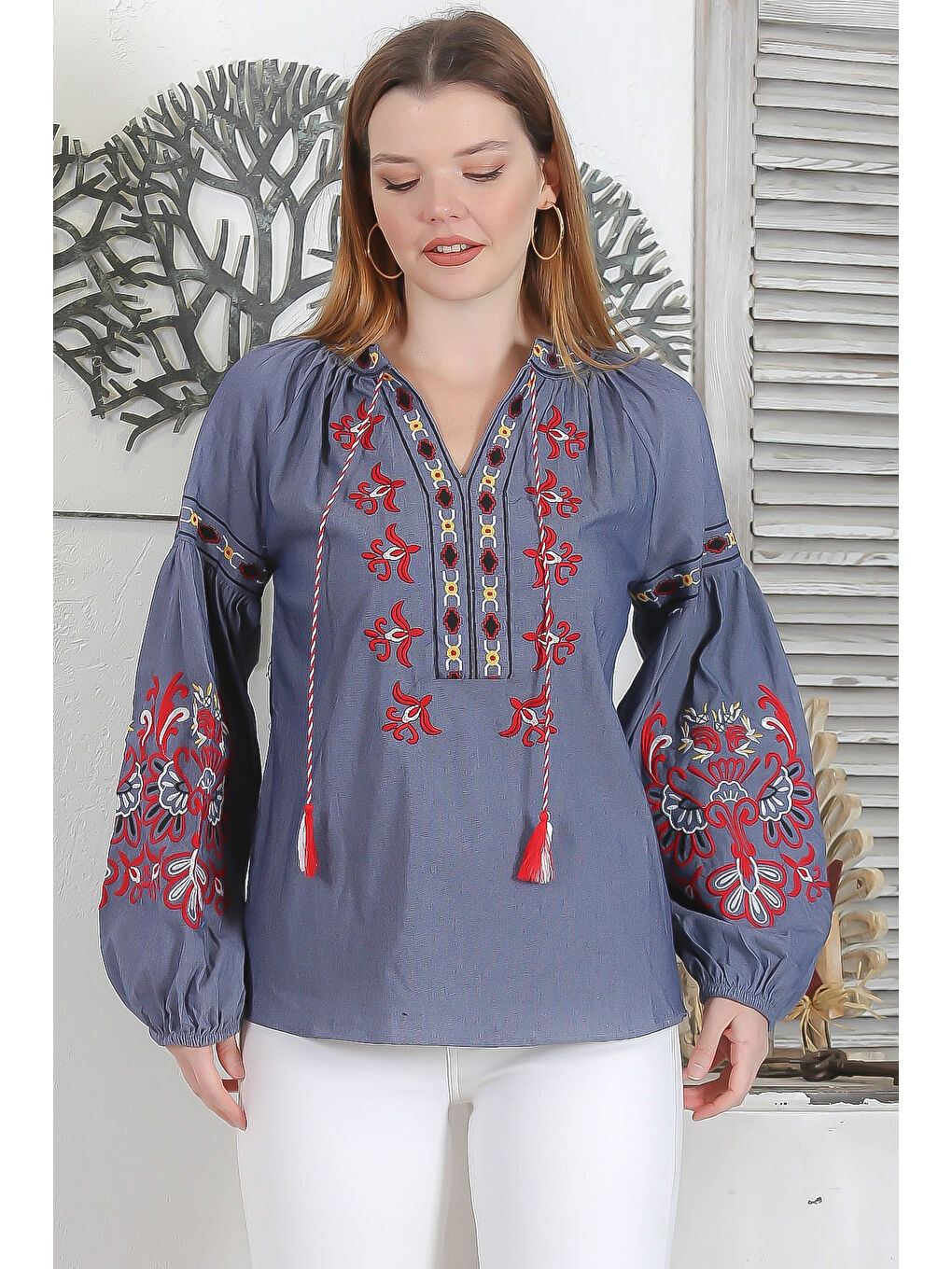 Mavi Biritli Yaka Balon Kol Bağlamalı Yaka Ve Kol Ucu Nakışlı Casual Dokuma Bluz-2