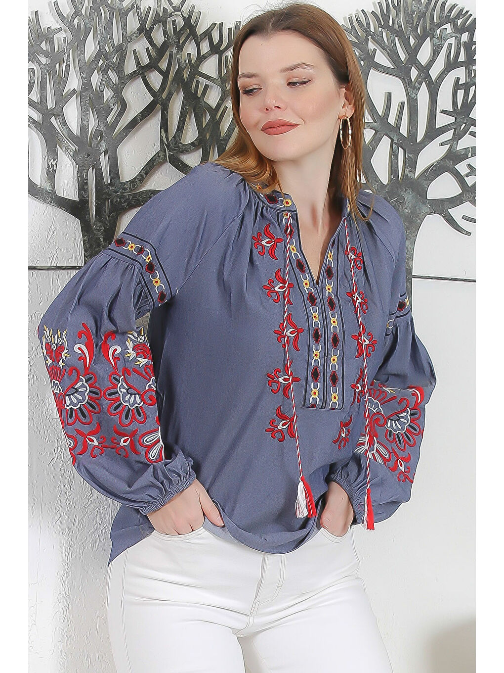 Mavi Biritli Yaka Balon Kol Bağlamalı Yaka Ve Kol Ucu Nakışlı Casual Dokuma Bluz-3