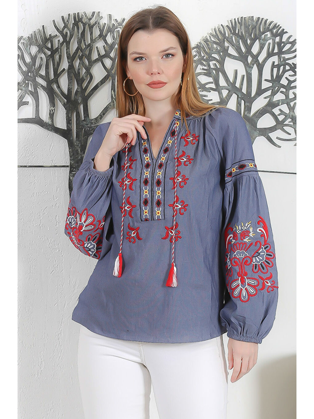 Mavi Biritli Yaka Balon Kol Bağlamalı Yaka Ve Kol Ucu Nakışlı Casual Dokuma Bluz-4