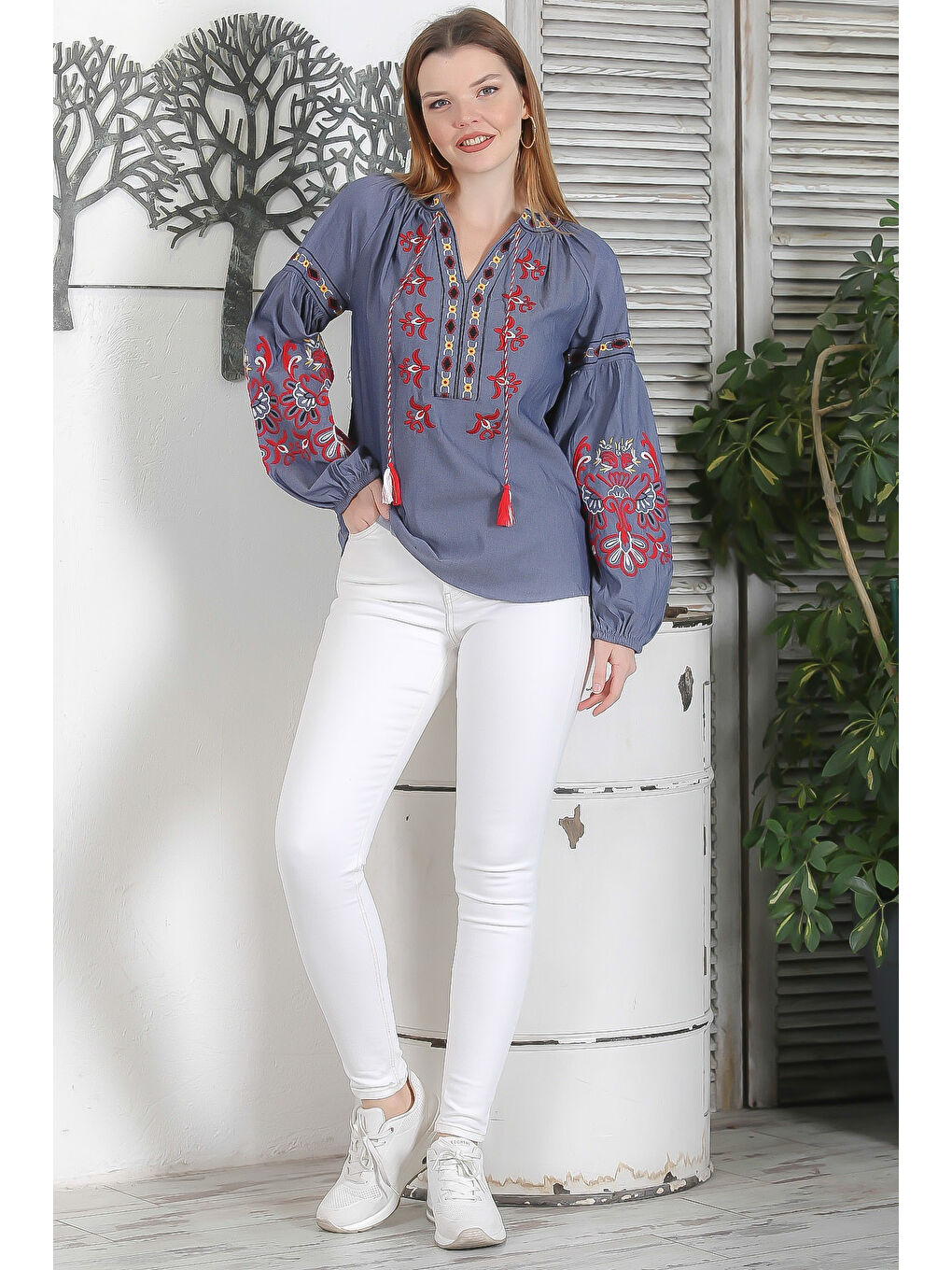 Mavi Biritli Yaka Balon Kol Bağlamalı Yaka Ve Kol Ucu Nakışlı Casual Dokuma Bluz-5