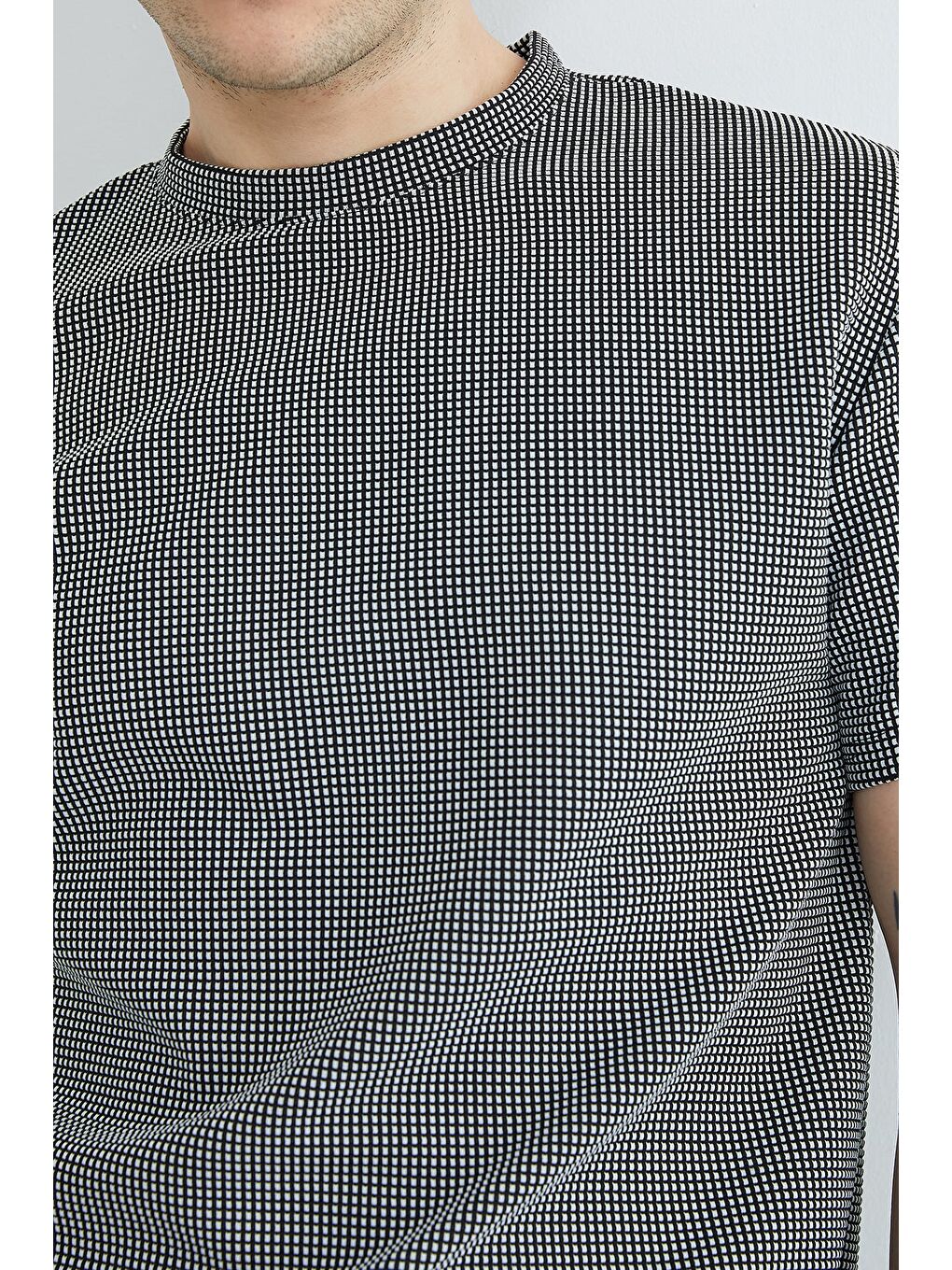 Siyah Pötikare Desenli  Bisiklet Yaka Tişört-2