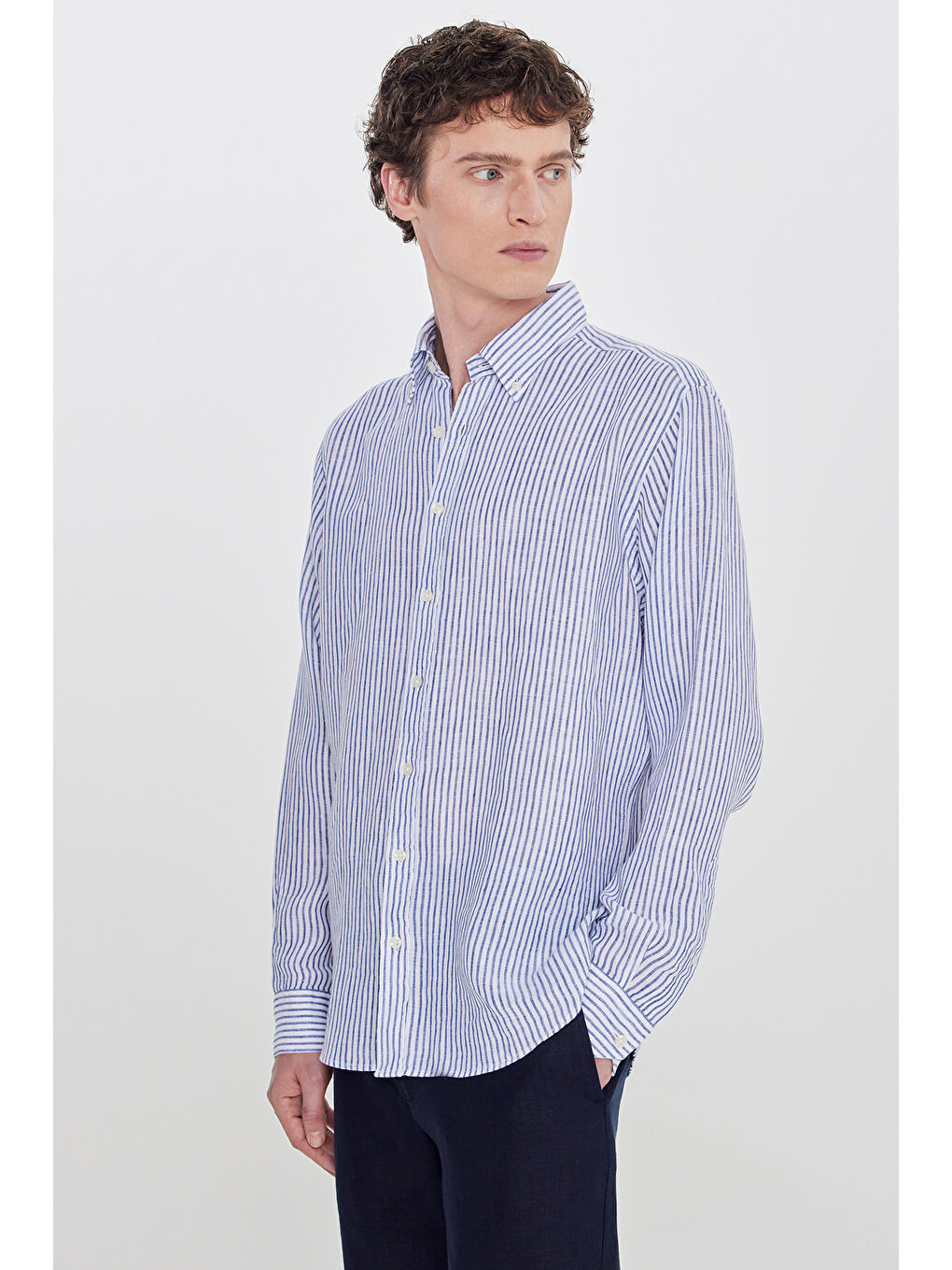 Erkek Lacivert-Beyaz %100 Keten Comfort Fit Rahat Kesim Düğmeli Yaka Çizgili Gömlek-2