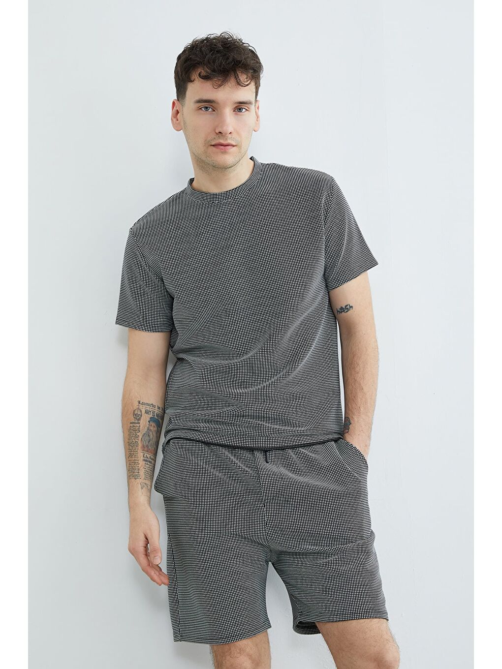 Siyah Pötikare Desenli  Bisiklet Yaka Tişört-3