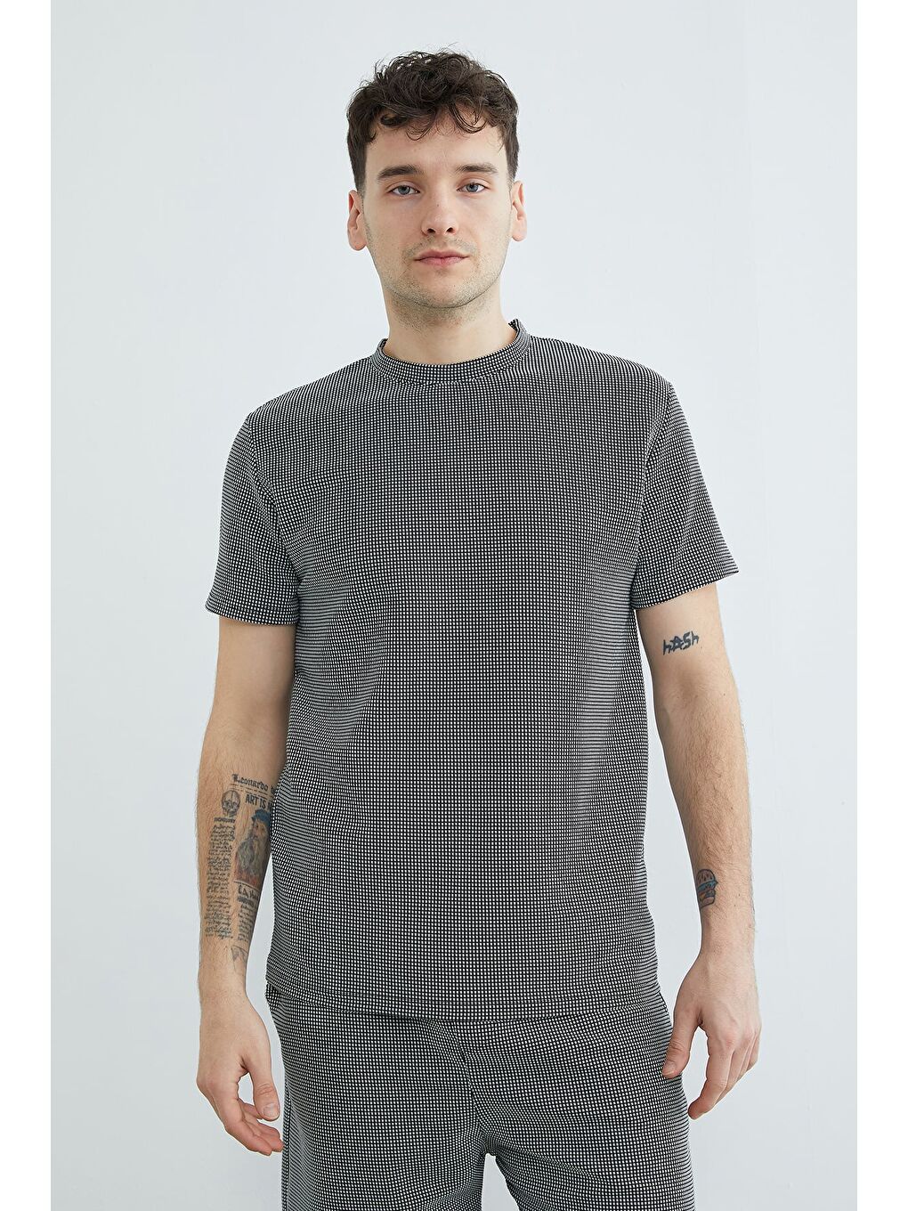 Siyah Pötikare Desenli  Bisiklet Yaka Tişört-4