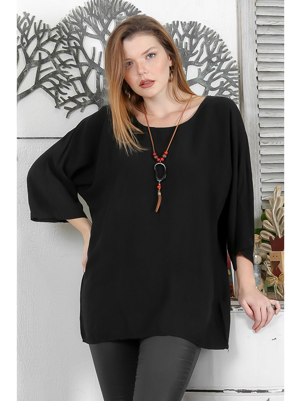 İtalyan Siyah Havuz Yaka Yarasa Kol Yıkamalı Kolyeli Casual Dokuma Bluz-2