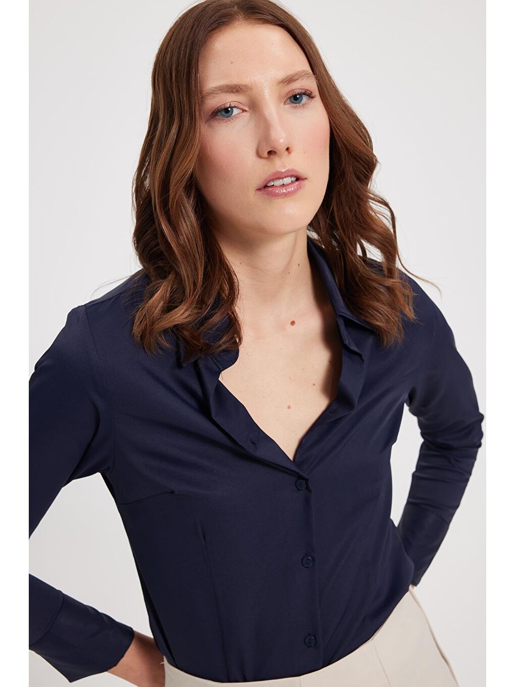 Kadın Slim Fit Dar Kesim Pensli Vucüda Oturan Klasik Yaka Uzun Kollu Elastanlı Lacivert Gömlek