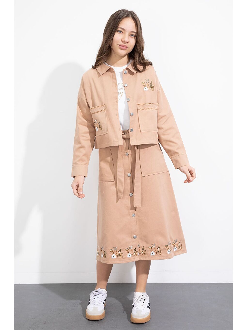 Kahverengi Nakış Detaylı Jean Ceketli Kuşaklı Etekli Kız Çocuk 3lü Takım 23503-2