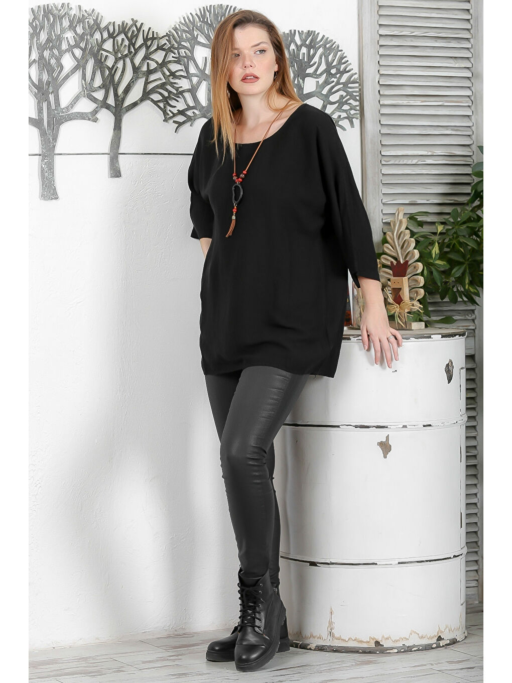 İtalyan Siyah Havuz Yaka Yarasa Kol Yıkamalı Kolyeli Casual Dokuma Bluz-5