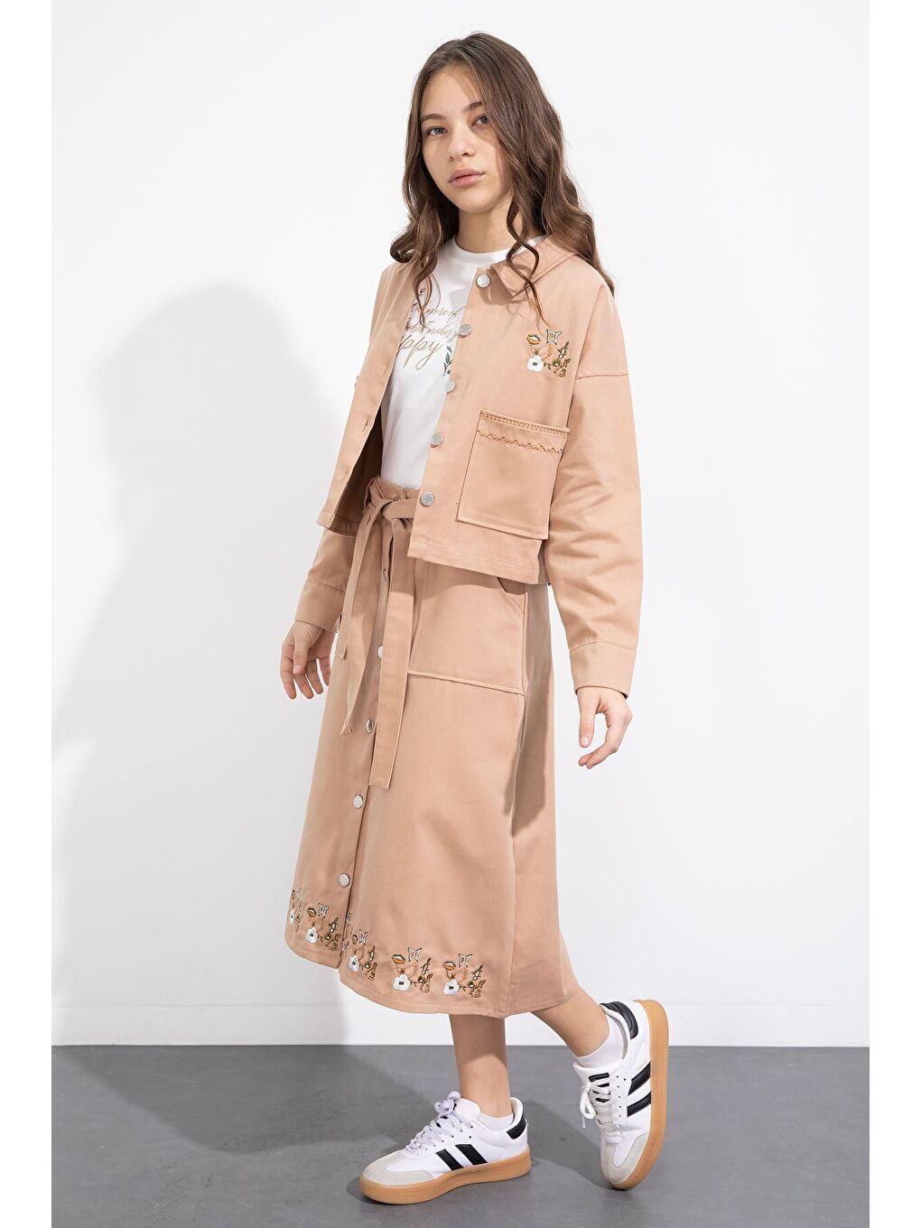 Kahverengi Nakış Detaylı Jean Ceketli Kuşaklı Etekli Kız Çocuk 3lü Takım 23503-3