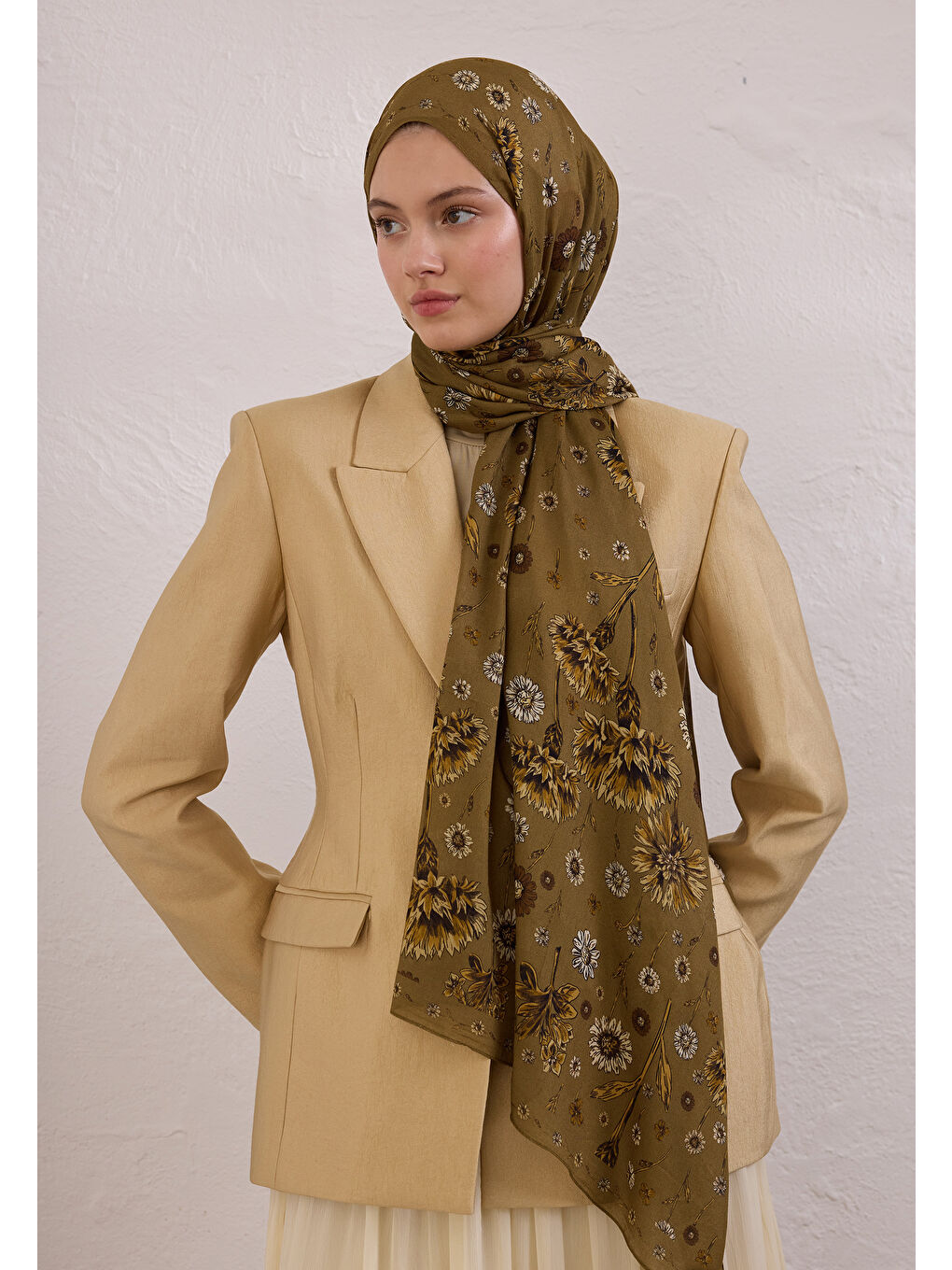 Kahverengi Bloomıng Dahlıa Desen Rami Şal Toprak