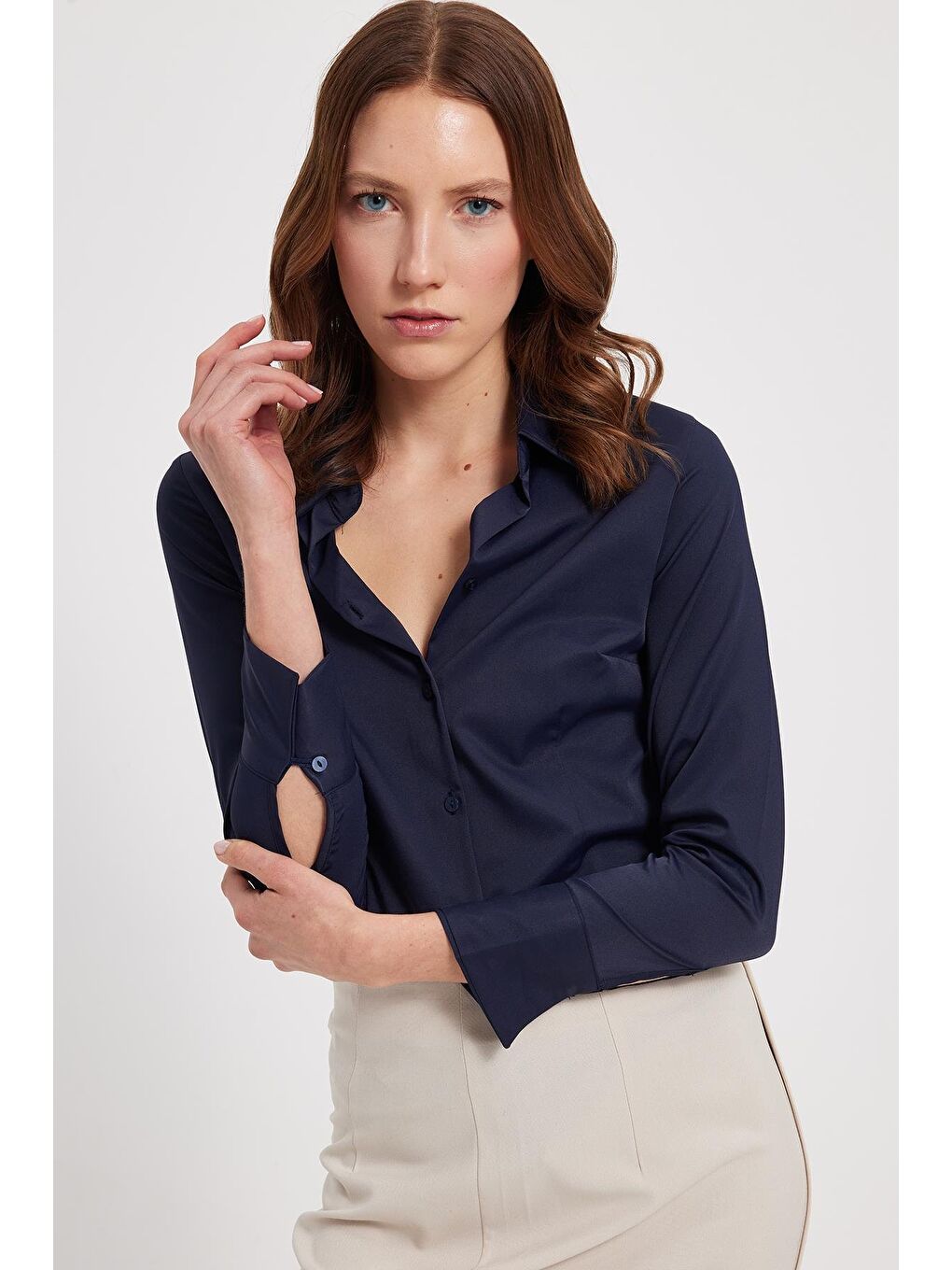 Kadın Slim Fit Dar Kesim Pensli Vucüda Oturan Klasik Yaka Uzun Kollu Elastanlı Lacivert Gömlek-1