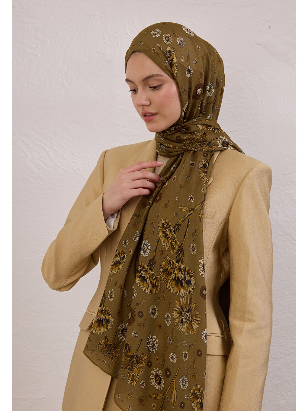 Kahverengi Bloomıng Dahlıa Desen Rami Şal Toprak-1