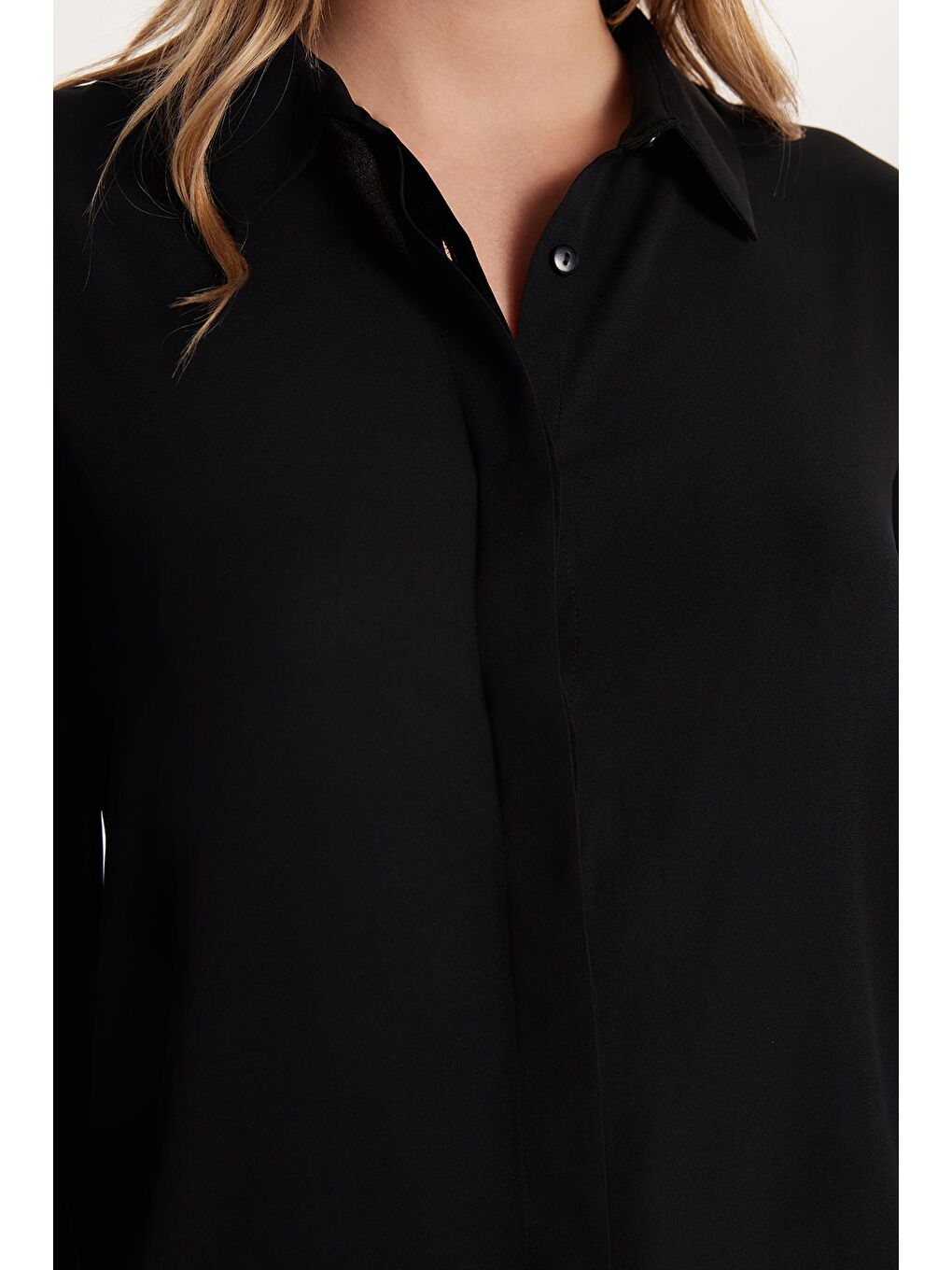 Kadın Relax Fit Rahat Kesim Krep Kumaş İspanyol Manşet Siyah Düz Gömlek-2