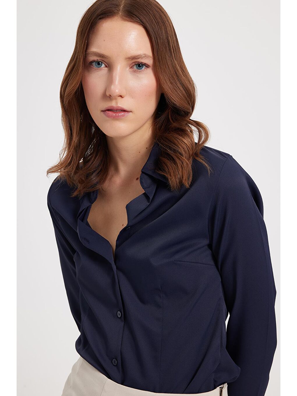 Kadın Slim Fit Dar Kesim Pensli Vucüda Oturan Klasik Yaka Uzun Kollu Elastanlı Lacivert Gömlek-6