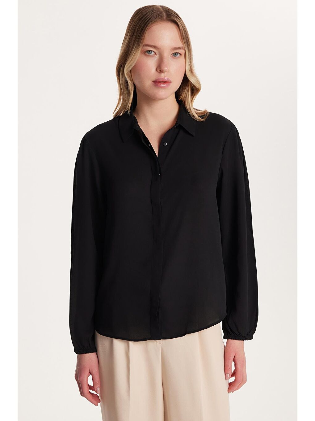 Kadın Relax Fit Rahat Kesim Krep Kumaş İspanyol Manşet Siyah Düz Gömlek-3