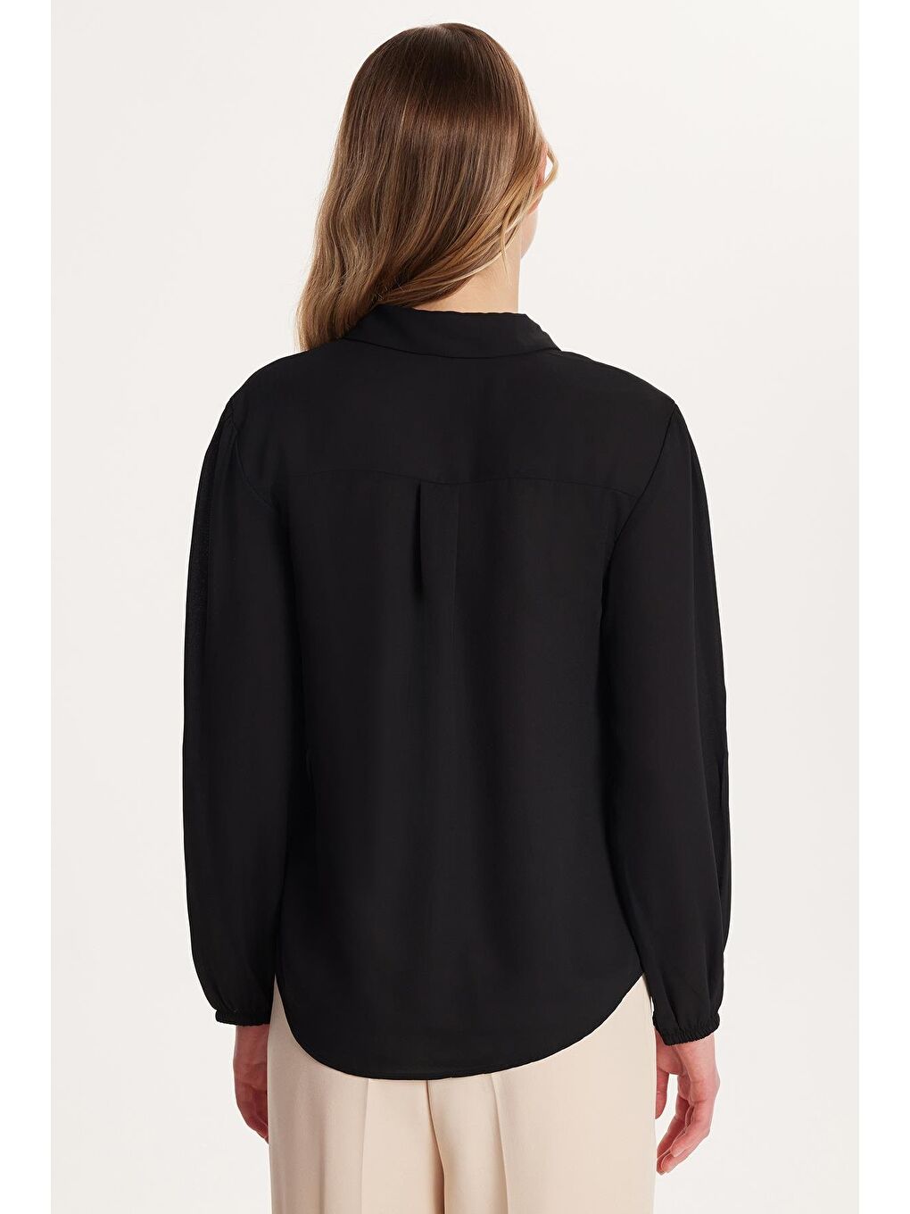Kadın Relax Fit Rahat Kesim Krep Kumaş İspanyol Manşet Siyah Düz Gömlek-4