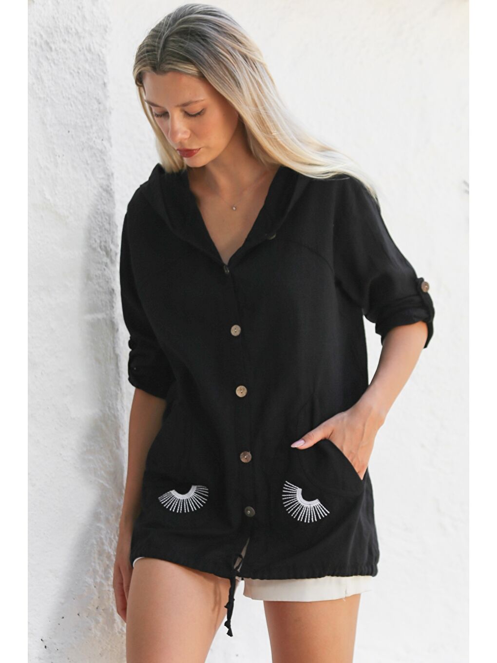 Siyah Düğmeli Uzun Kollu Cepli Göz Nakışlı Pamuklu Dokuma Casual Kapüşonlu Ceket-2