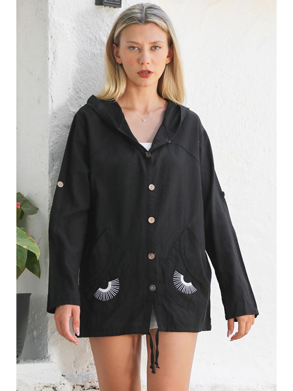 Siyah Düğmeli Uzun Kollu Cepli Göz Nakışlı Pamuklu Dokuma Casual Kapüşonlu Ceket-4