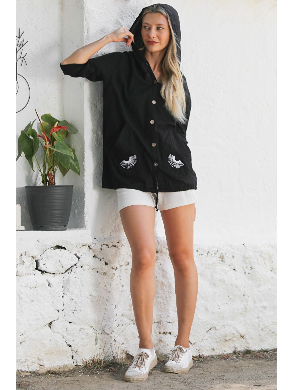 Siyah Düğmeli Uzun Kollu Cepli Göz Nakışlı Pamuklu Dokuma Casual Kapüşonlu Ceket-7