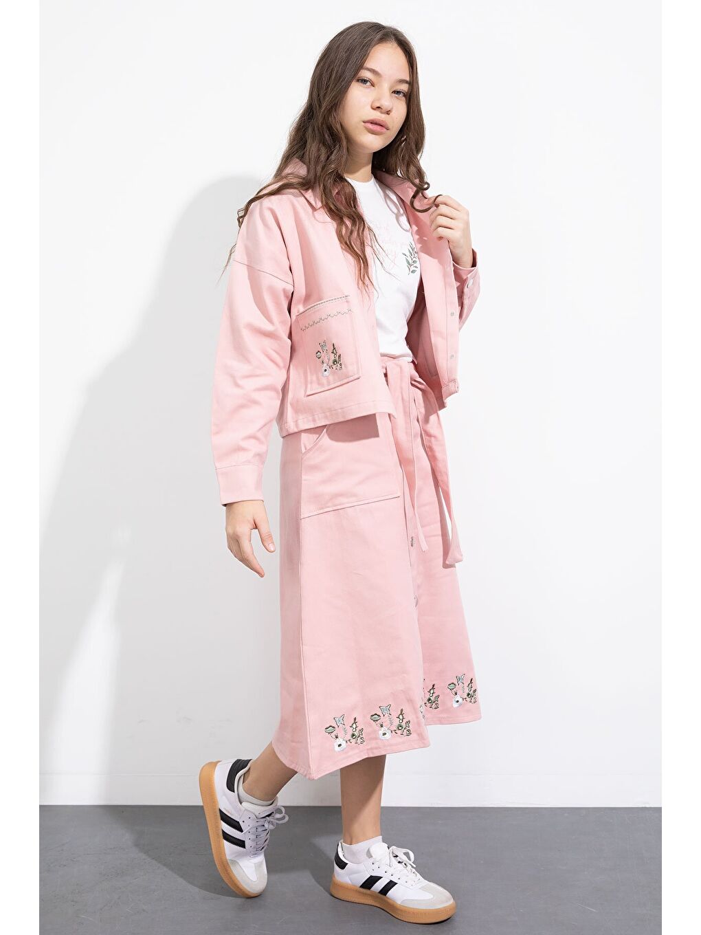 Pembe Nakış Detaylı Jean Ceketli Kuşaklı Etekli Kız Çocuk 3lü Takım 23502-4