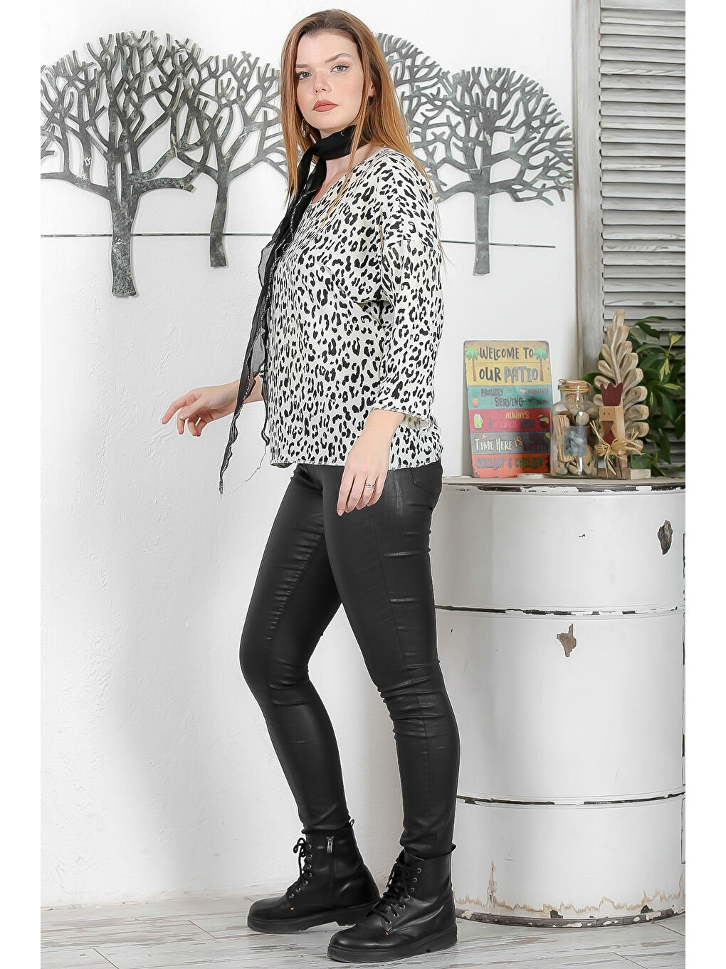 Siyah-Ekru V Yaka Uzun Kol Fularlı Allover Baskılı Casual Triko Bluz-4