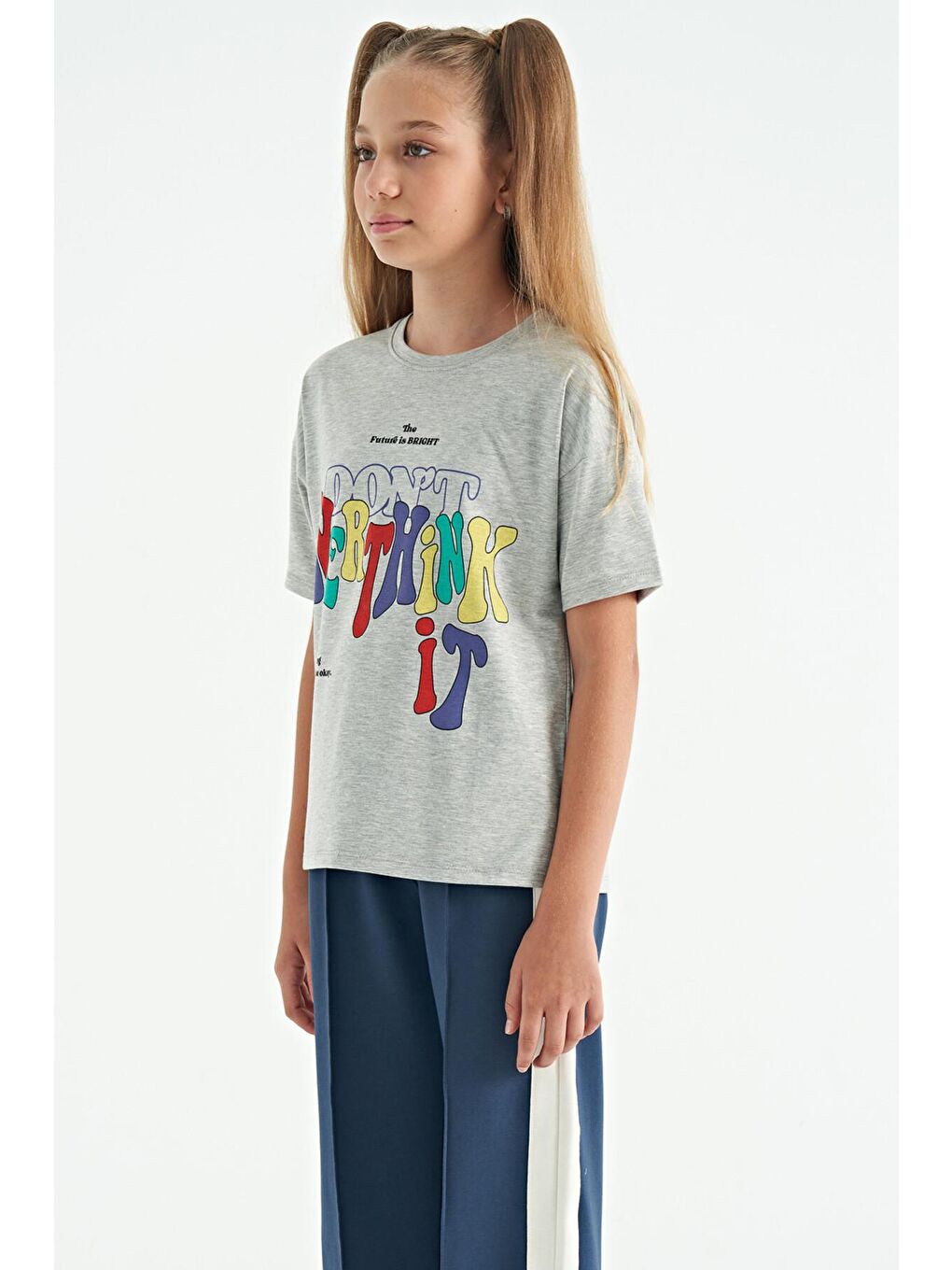 TOMMYLIFE Gri Melanj Renki Yazı Baskılı O Yaka Oversize Kısa Kollu Kız Çocuk T-Shirt - 75112 - 1