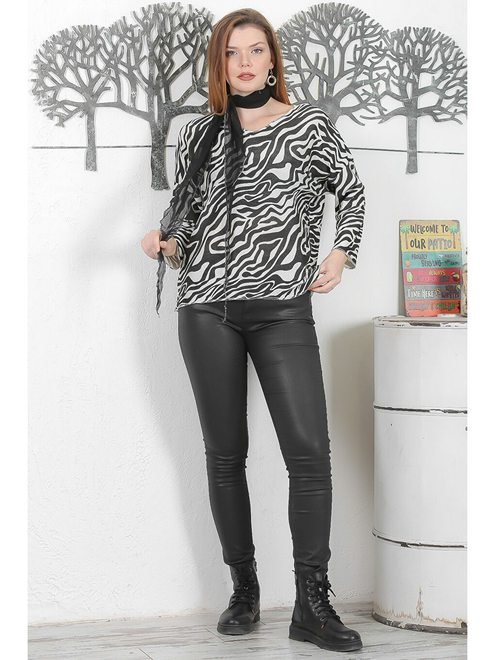 Siyah-Ekru V Yaka Uzun Kol Fularlı Allover Baskılı Casual Triko Bluz-6