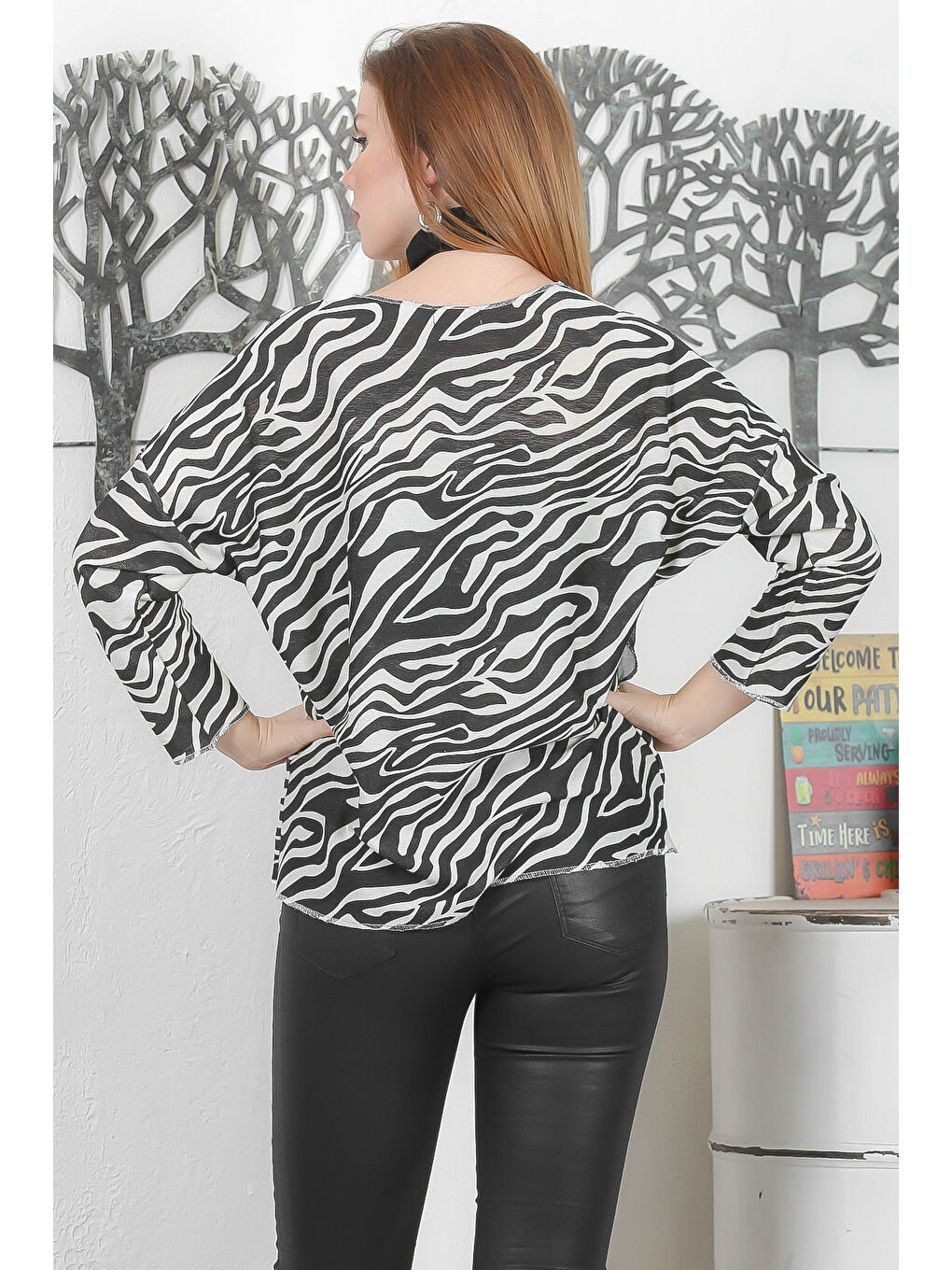 Siyah-Ekru V Yaka Uzun Kol Fularlı Allover Baskılı Casual Triko Bluz-7