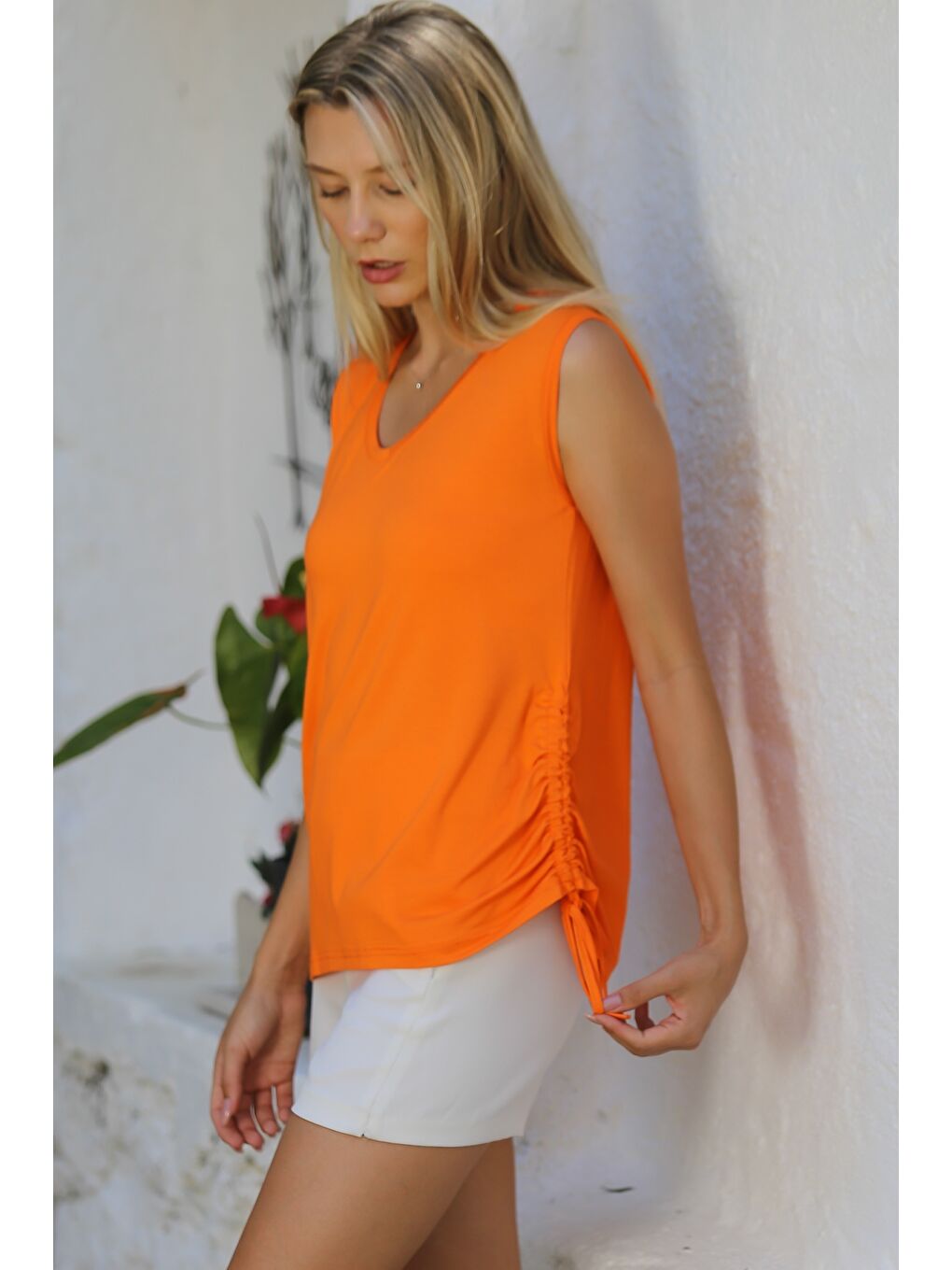 İtalyan Turuncu V Yaka Kolsuz Yanları Büzgülü Örme Casual Bluz-1