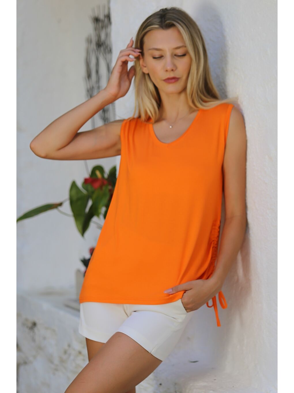 İtalyan Turuncu V Yaka Kolsuz Yanları Büzgülü Örme Casual Bluz-2