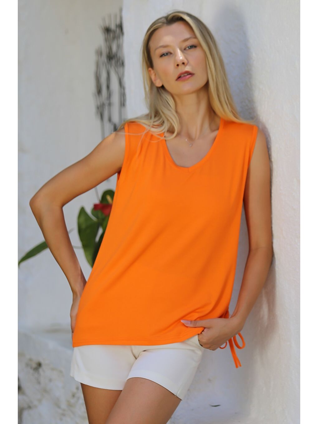 İtalyan Turuncu V Yaka Kolsuz Yanları Büzgülü Örme Casual Bluz-3