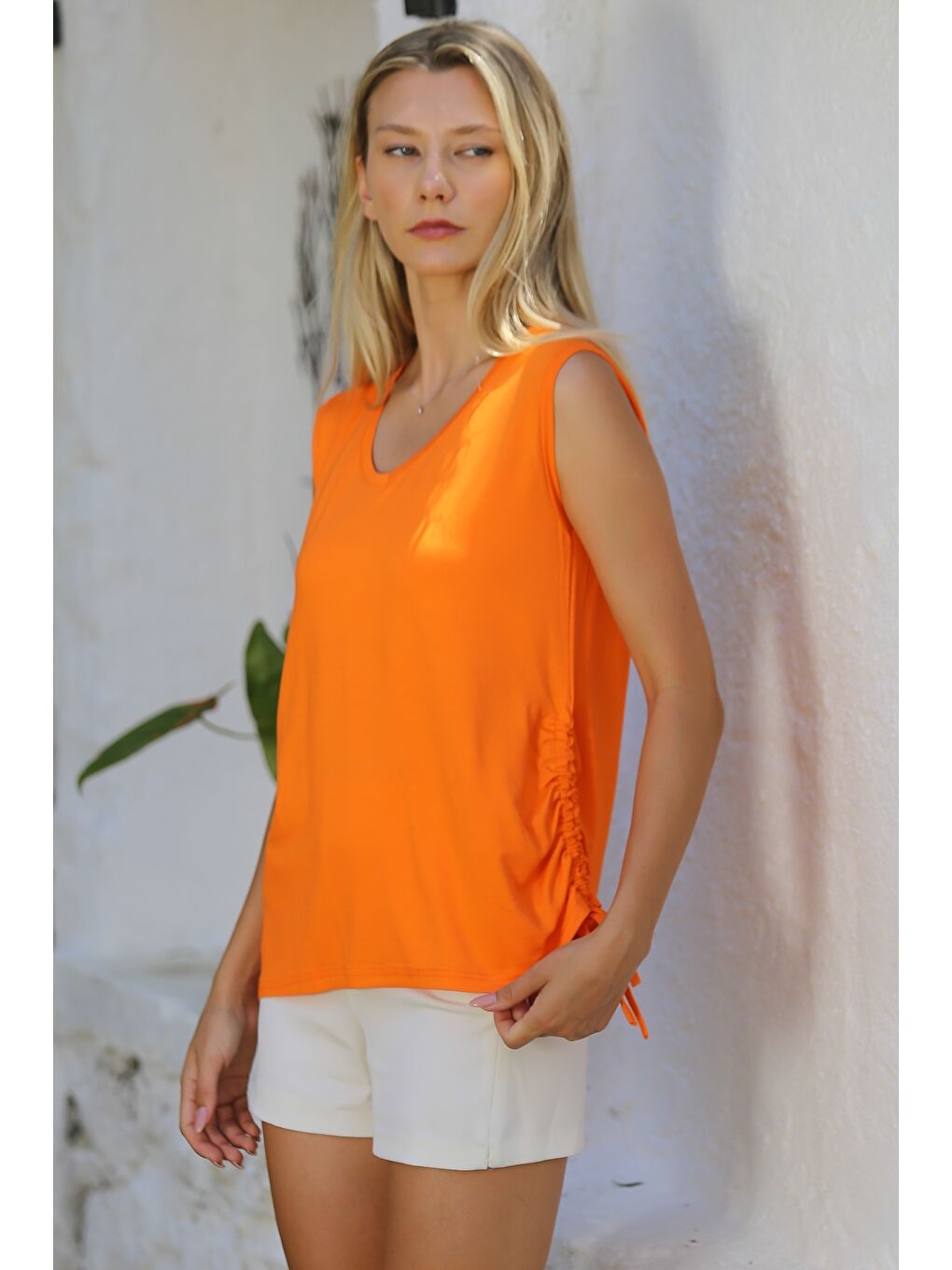 İtalyan Turuncu V Yaka Kolsuz Yanları Büzgülü Örme Casual Bluz-4