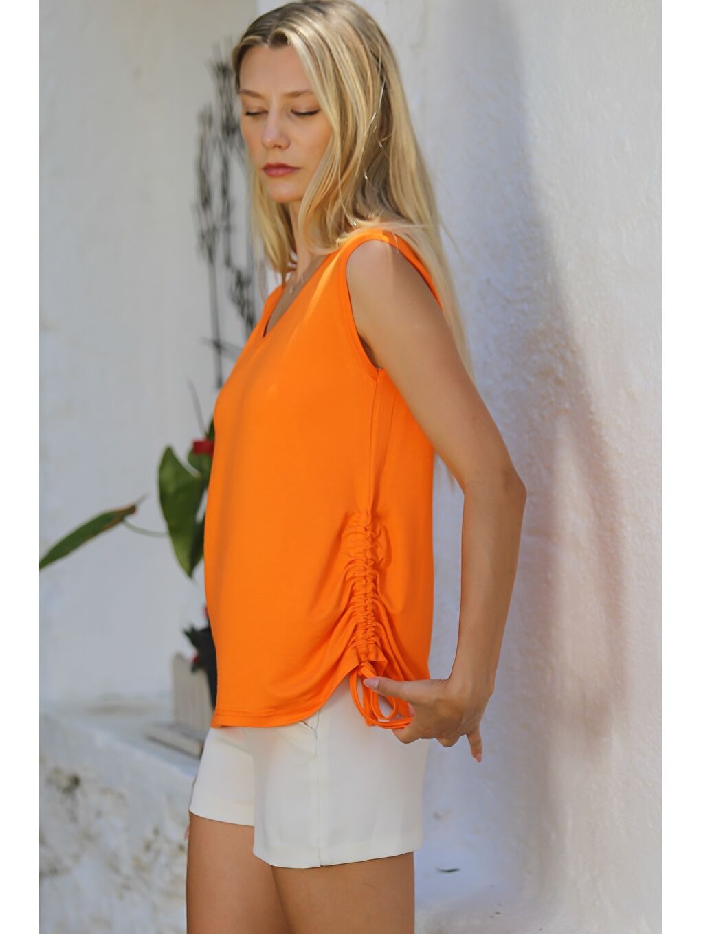 İtalyan Turuncu V Yaka Kolsuz Yanları Büzgülü Örme Casual Bluz-5