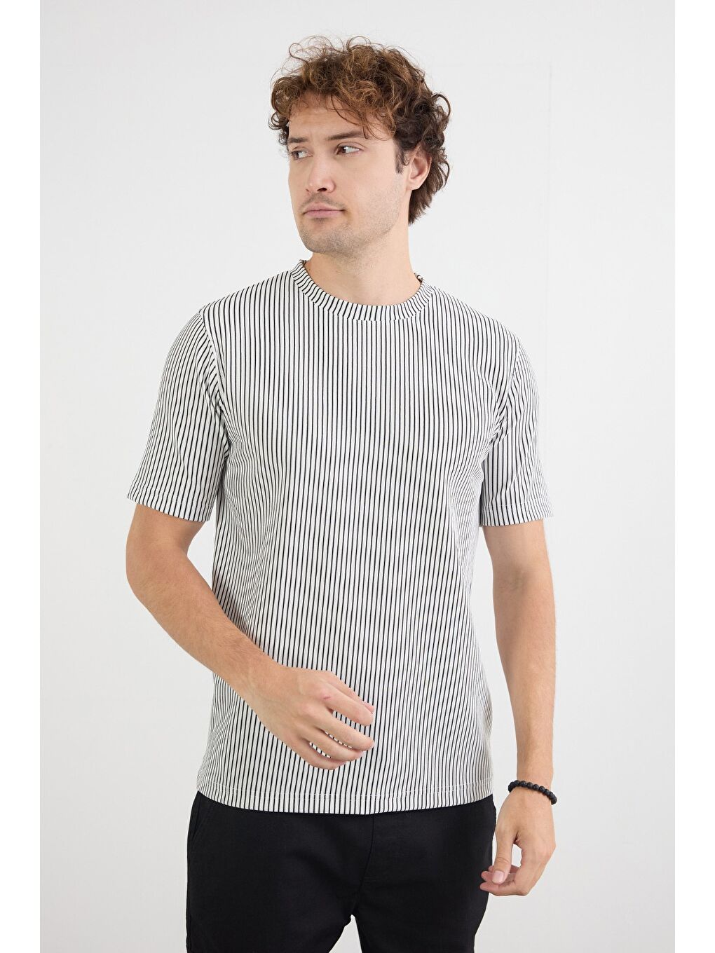 Beyaz Çizgili Jakarlı Bisiklet Yaka Tişört