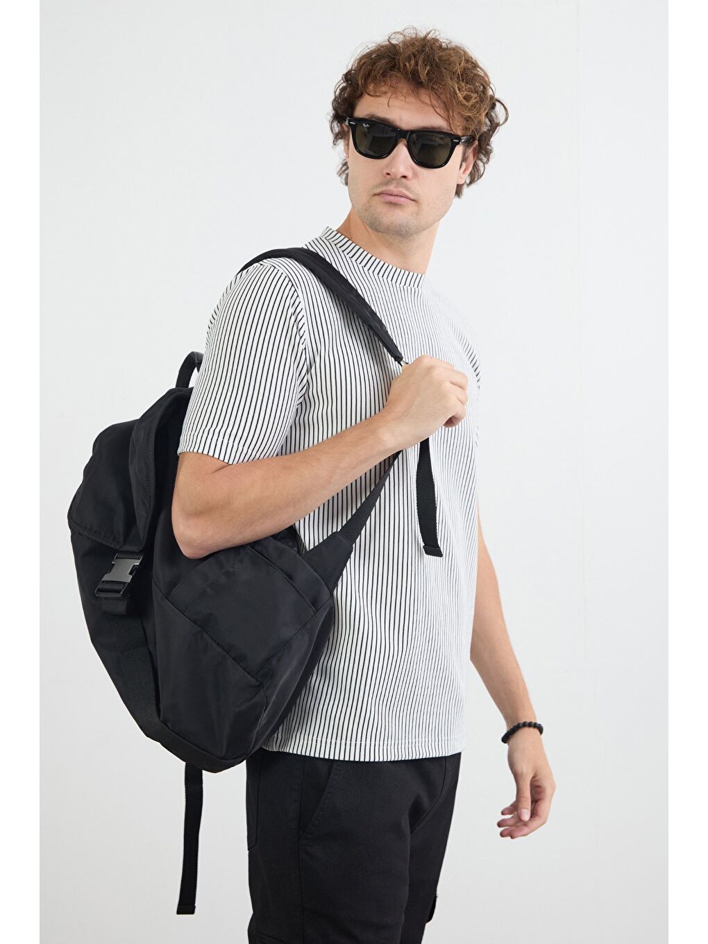 Beyaz Çizgili Jakarlı Bisiklet Yaka Tişört-1