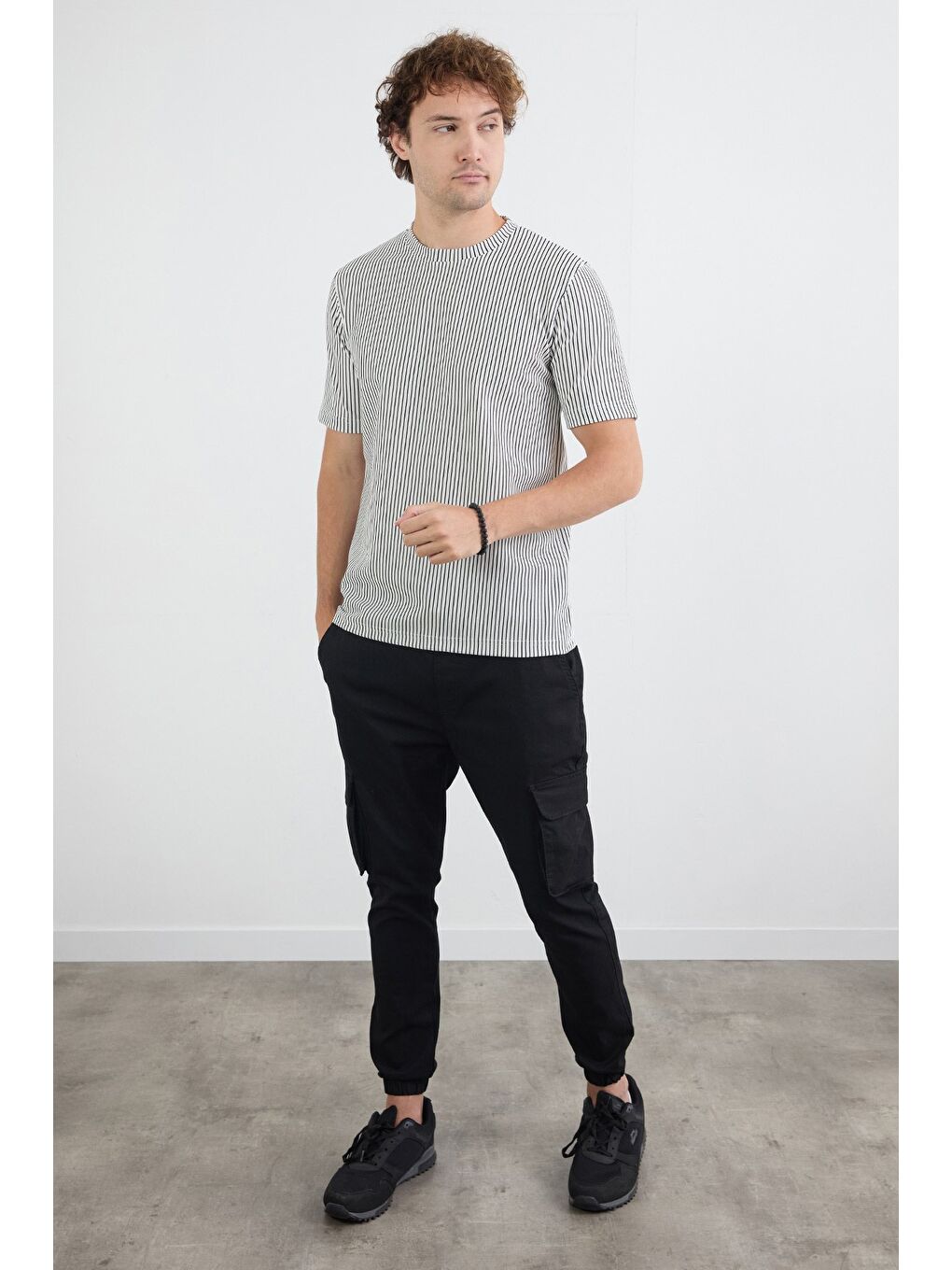 Beyaz Çizgili Jakarlı Bisiklet Yaka Tişört-2