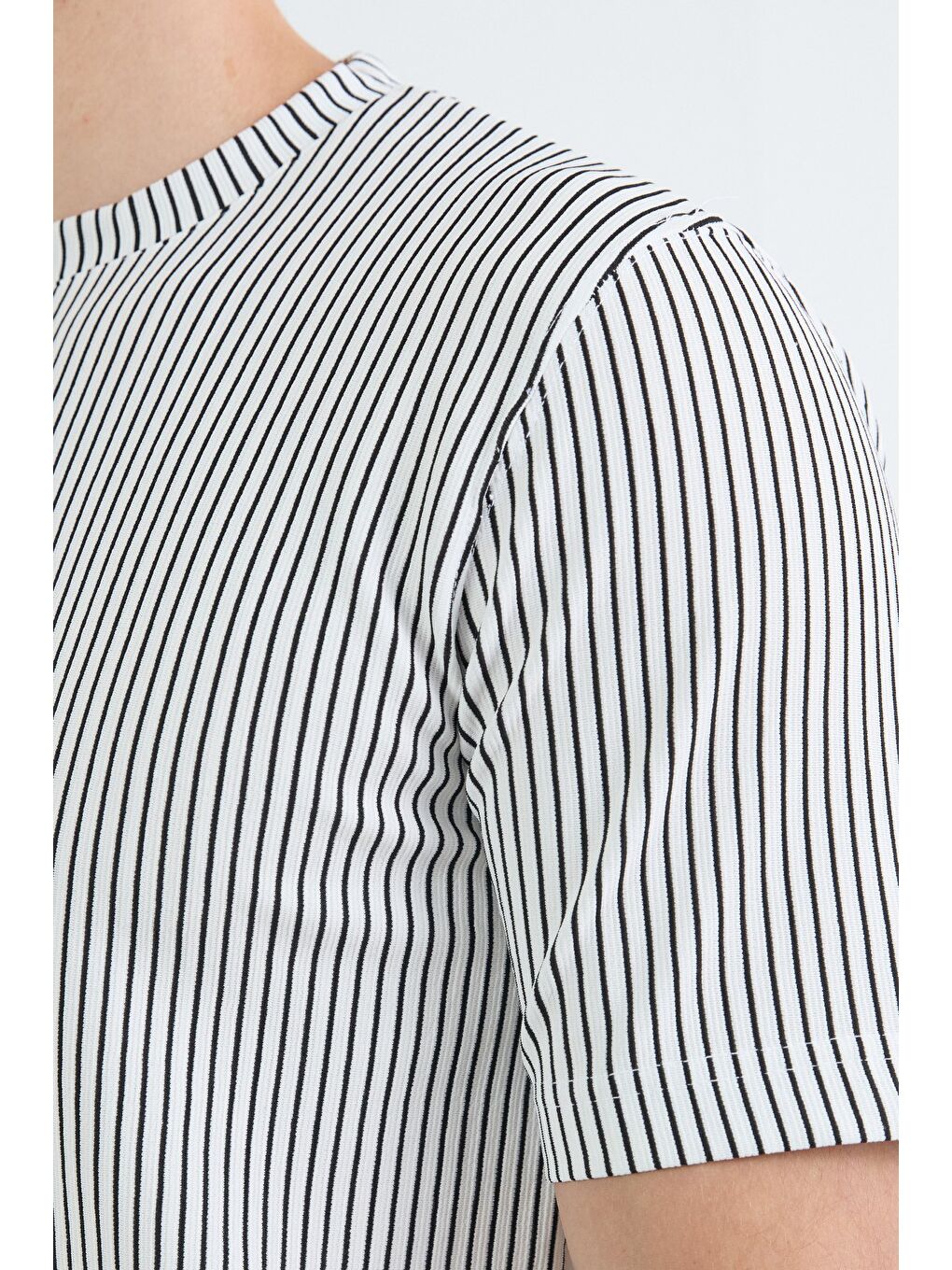 Beyaz Çizgili Jakarlı Bisiklet Yaka Tişört-4