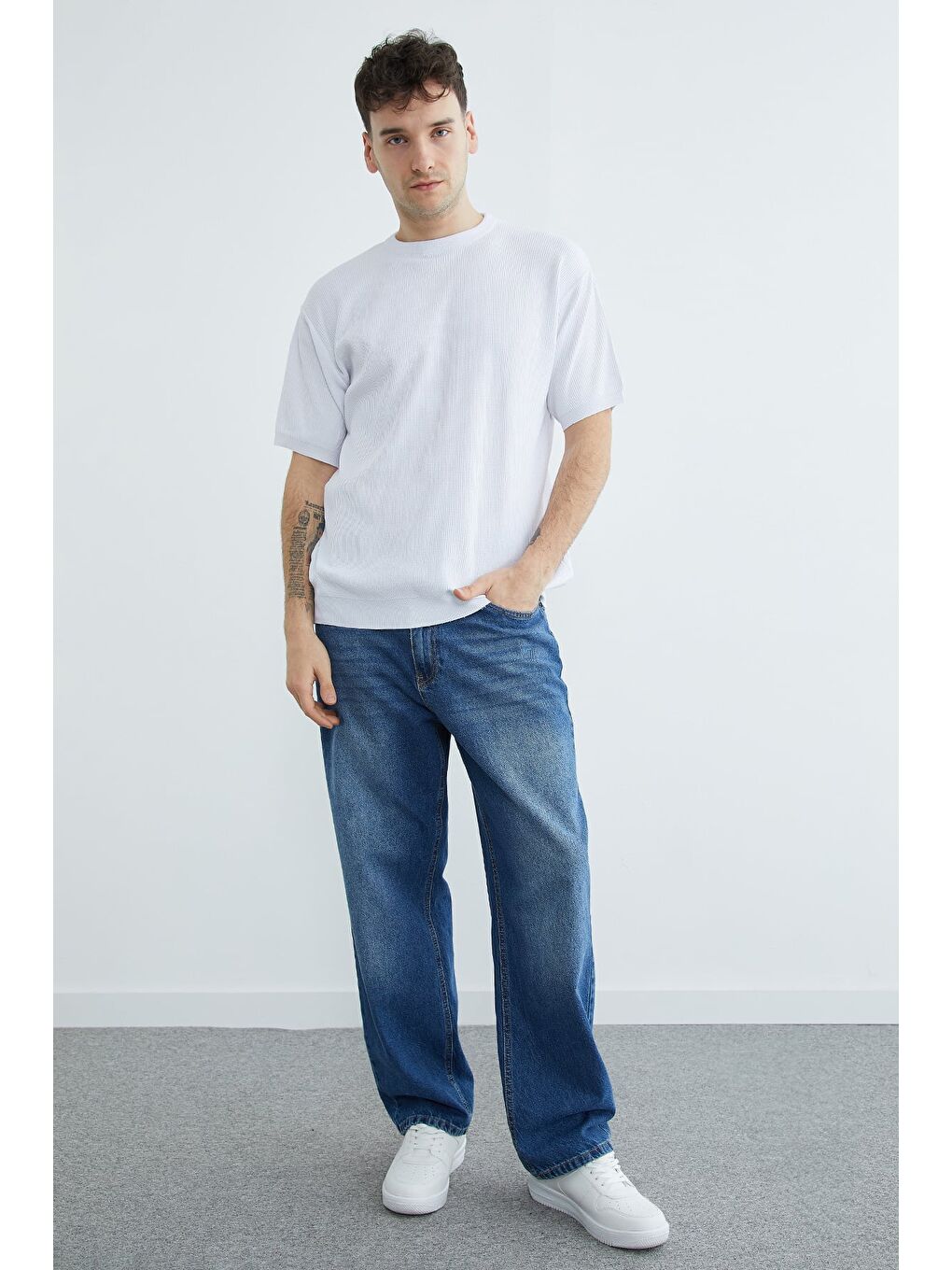 Beyaz Selanik Örgüsü Desenli Triko Tişört-2