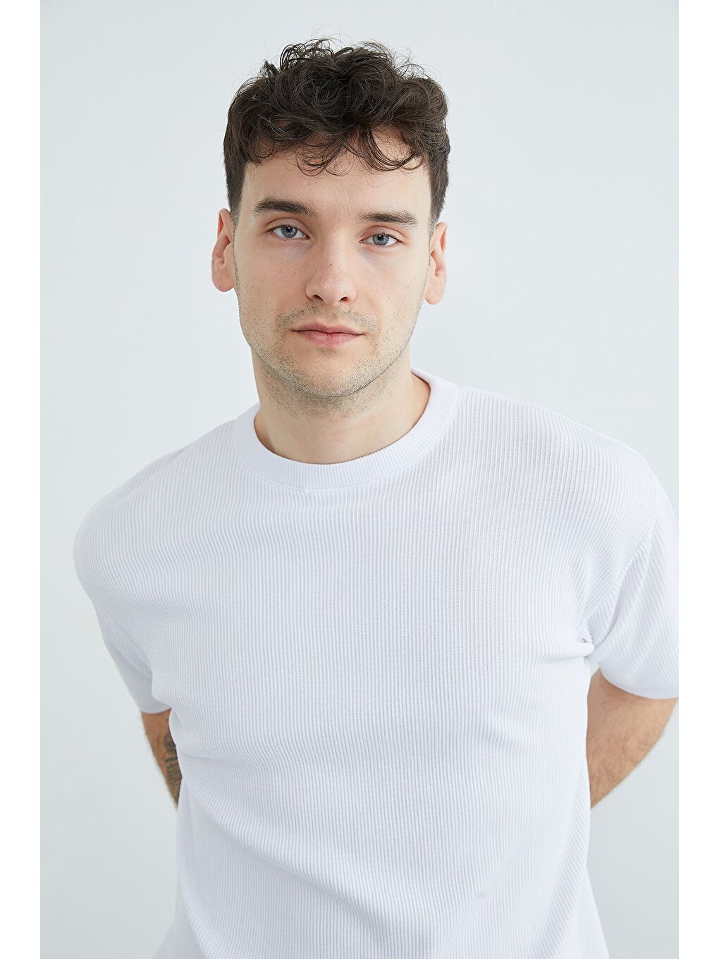 Beyaz Selanik Örgüsü Desenli Triko Tişört-3