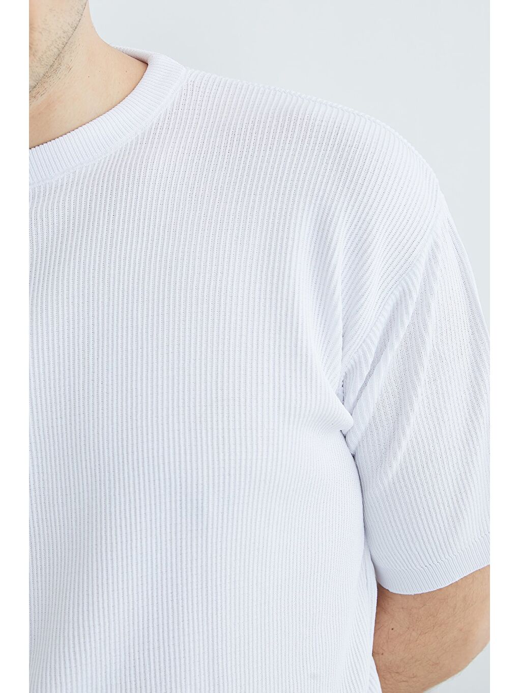 Beyaz Selanik Örgüsü Desenli Triko Tişört-4