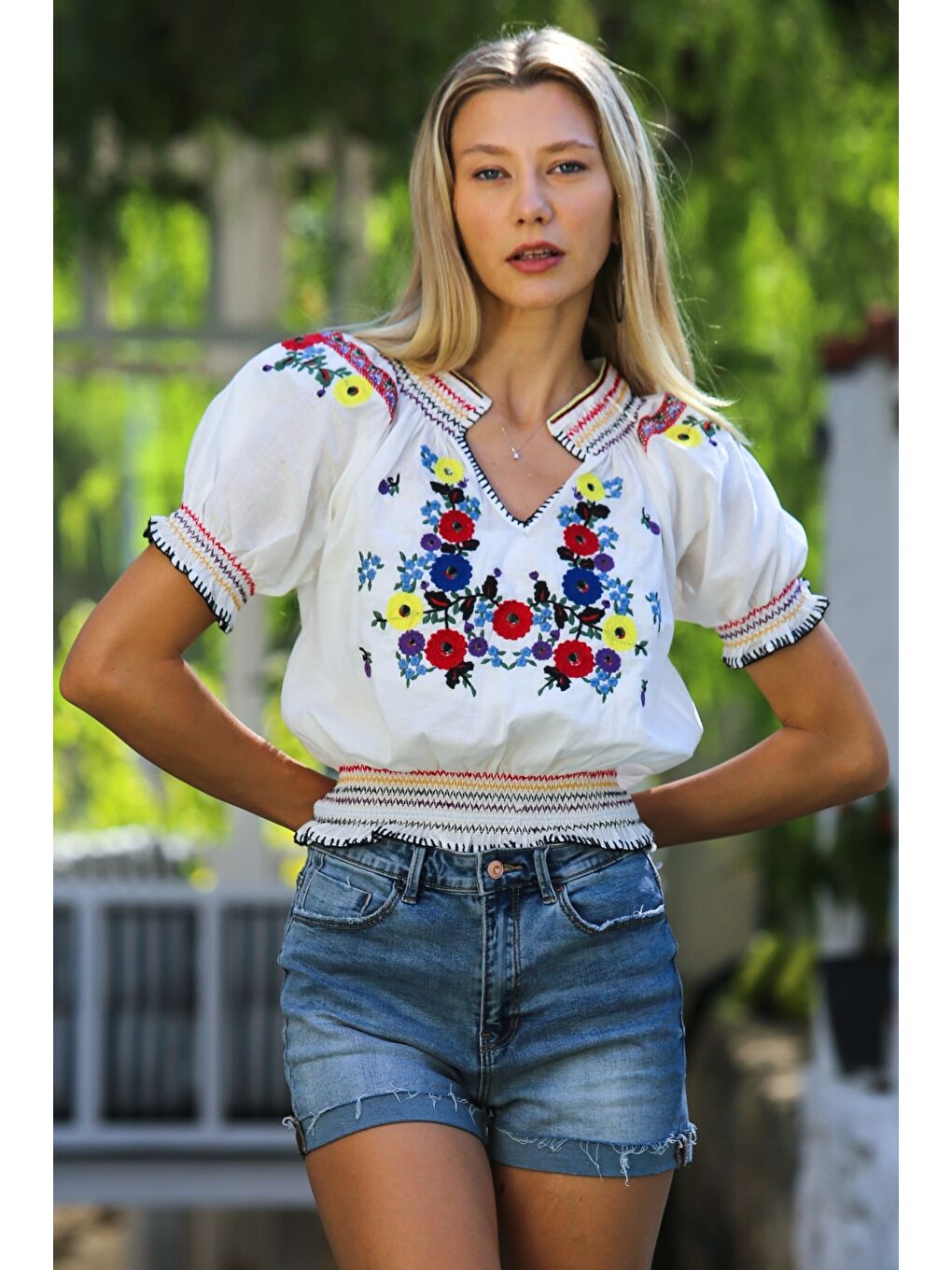 Beyaz Nakışlı Yaka Büzgülü Kol Yaka Ve Kol Nakışlı Dokuma Lastikli Bel Casual Bluz