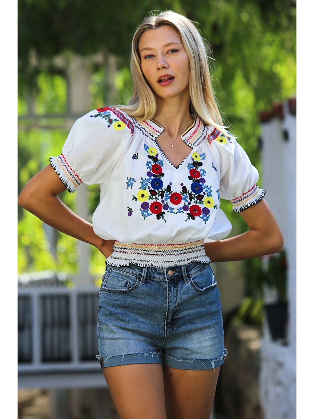 Beyaz Nakışlı Yaka Büzgülü Kol Yaka Ve Kol Nakışlı Dokuma Lastikli Bel Casual Bluz-1