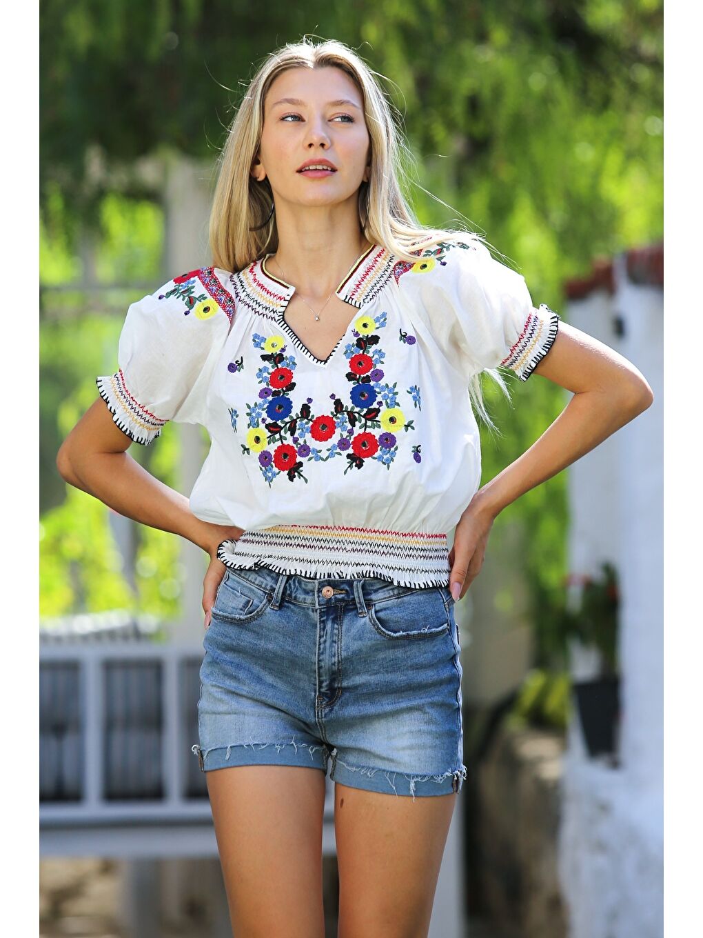 Beyaz Nakışlı Yaka Büzgülü Kol Yaka Ve Kol Nakışlı Dokuma Lastikli Bel Casual Bluz-2