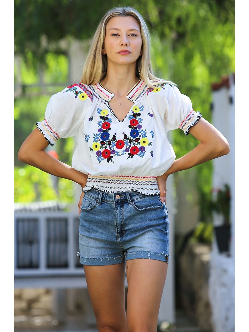 Beyaz Nakışlı Yaka Büzgülü Kol Yaka Ve Kol Nakışlı Dokuma Lastikli Bel Casual Bluz-3