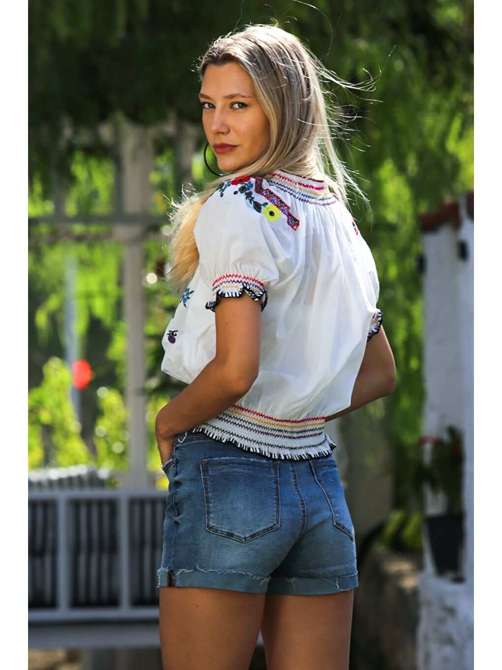 Beyaz Nakışlı Yaka Büzgülü Kol Yaka Ve Kol Nakışlı Dokuma Lastikli Bel Casual Bluz-4