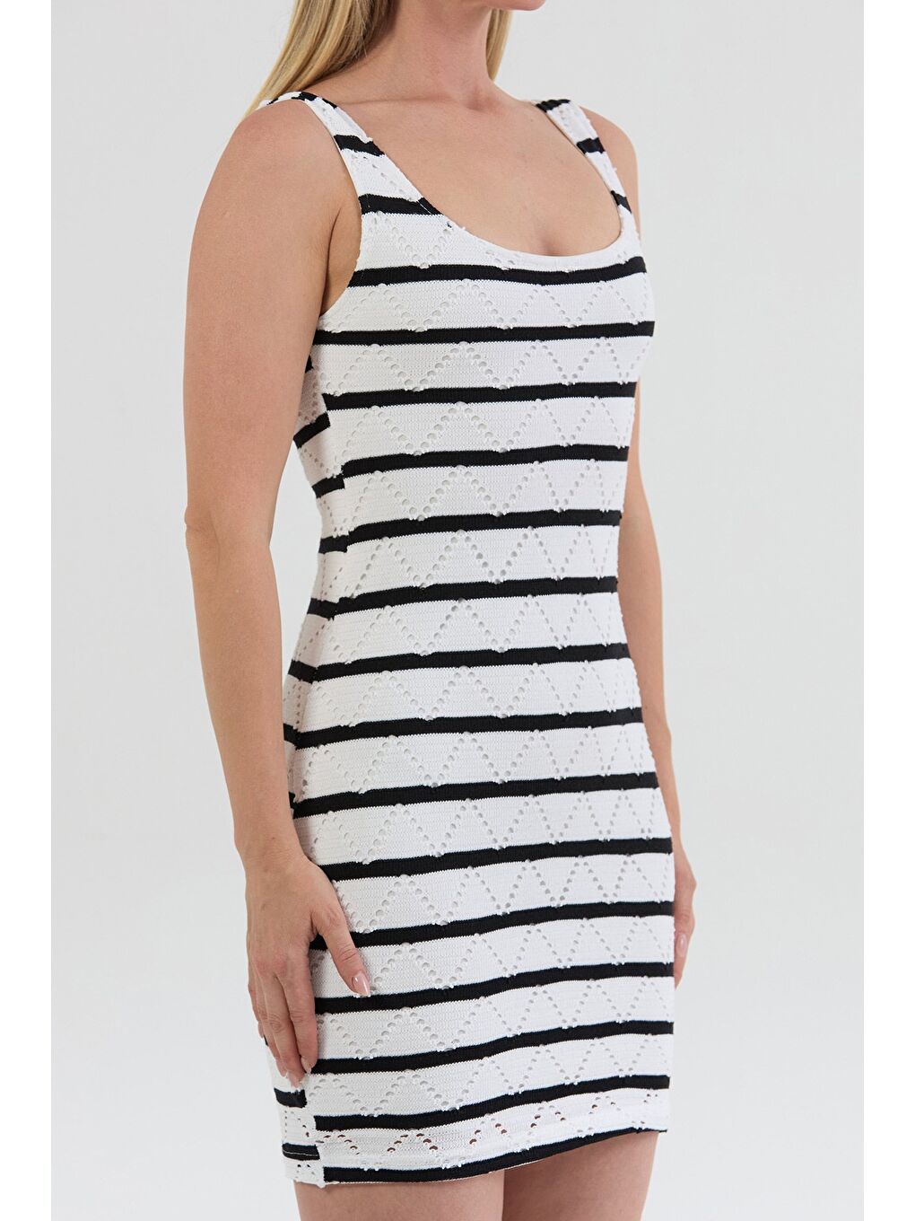 Beyaz Çizgili Zikzak Desenli Triko Elbise-4